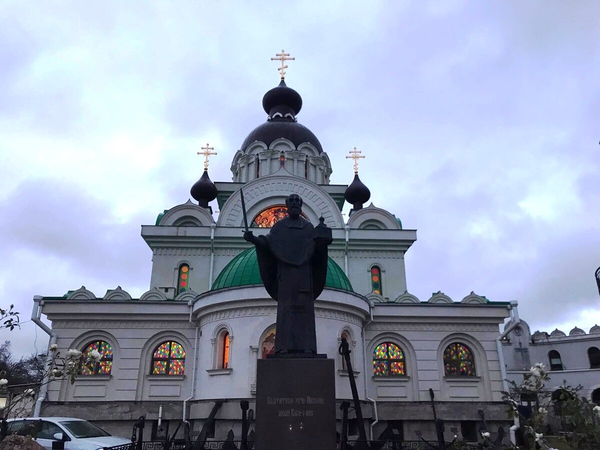 Денек вчера был пасмурным, раннее утро, Собор уютно светится разноцветными стеклышками в окнах.