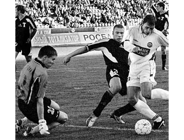 «Кубань» (Краснодар) - «Торпедо» - 1:2. вратарь автозаводцев Дмитрий Бородин и защитник Мантас Самусёвас мешают нанести точный удар форварду краснодарского клуба Денису Попову.