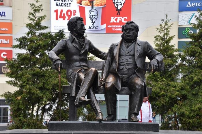 Памятник а. Памятник а. Памятник пушкину и крылову. Памятник крылову в пушкино. Крылову в городе пушкино московской области.