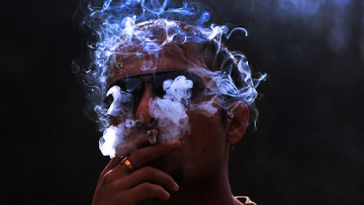 Курящие травку. Cant smoke. Emma péters, carla morrison. Cant smoke. Сцены с размытами сигаретамисигаретами.