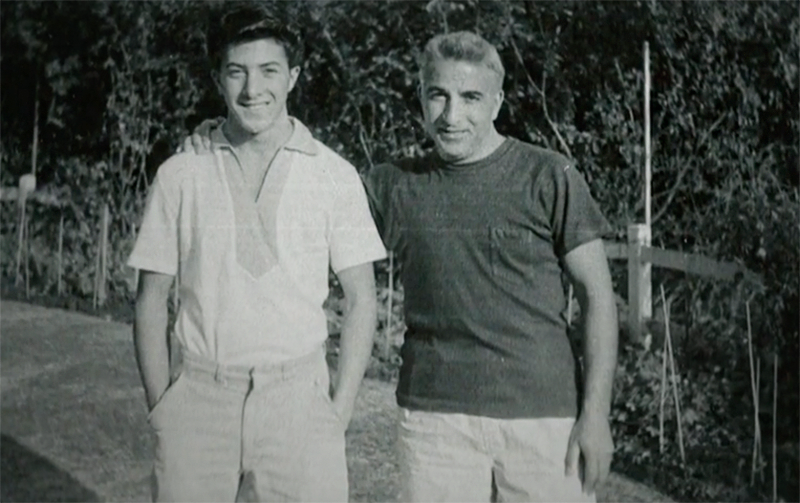 Дастин Хоффман с отцом, Гарри Хоффманом, 50-е годы/ Фото с сайта forward.com