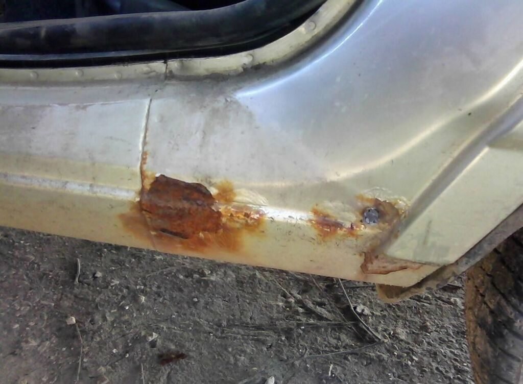Появление ржавчины на пороге авто Ваз 2110