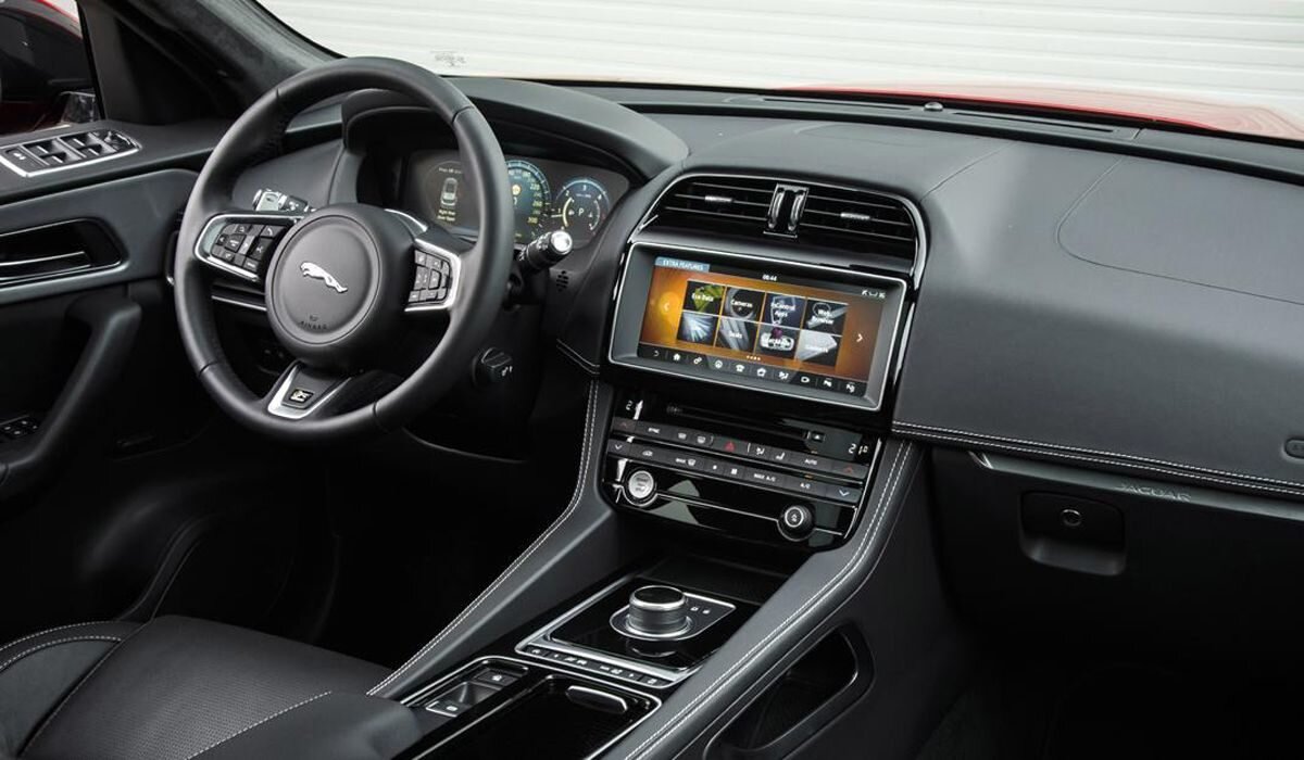 Экстерьер Jaguar F-Pace 2017 модельного года очень привлекательный и весьма узнаваемый.