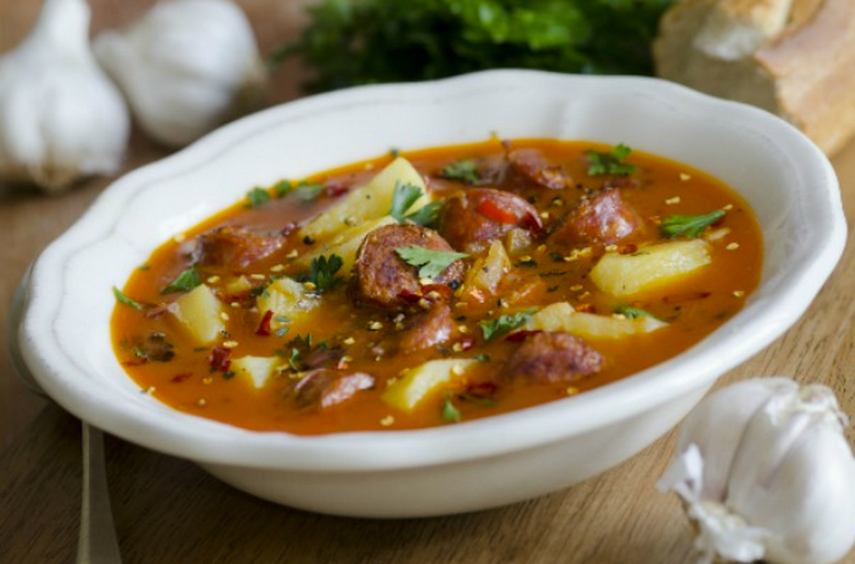 Первые блюда на каждый рецепты простые. Острый испанский суп с колбасками. Острый испанский суп с охотничьими колбасками. Испанский суп с охотничьими колбасками. Суп с охотничьими колбасками.