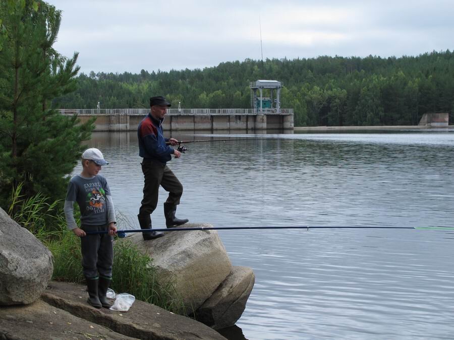  На водохранилище рядом с плотиной ГЭС мы застали идиллическую картину семейной рыбалки.