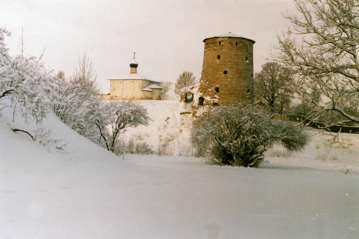 Гремячья башня и церковь Козьмы и Дамиана с Гремячьей горы