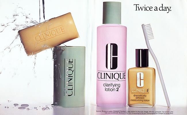 Чтобы мимикрировать под медицинскую марку, Clinique вошел в роль: нарядил консультантов в белые халаты и расфасовал косметику в аптечные банки. Блестящий расчет: докторам всегда верят больше остальных.