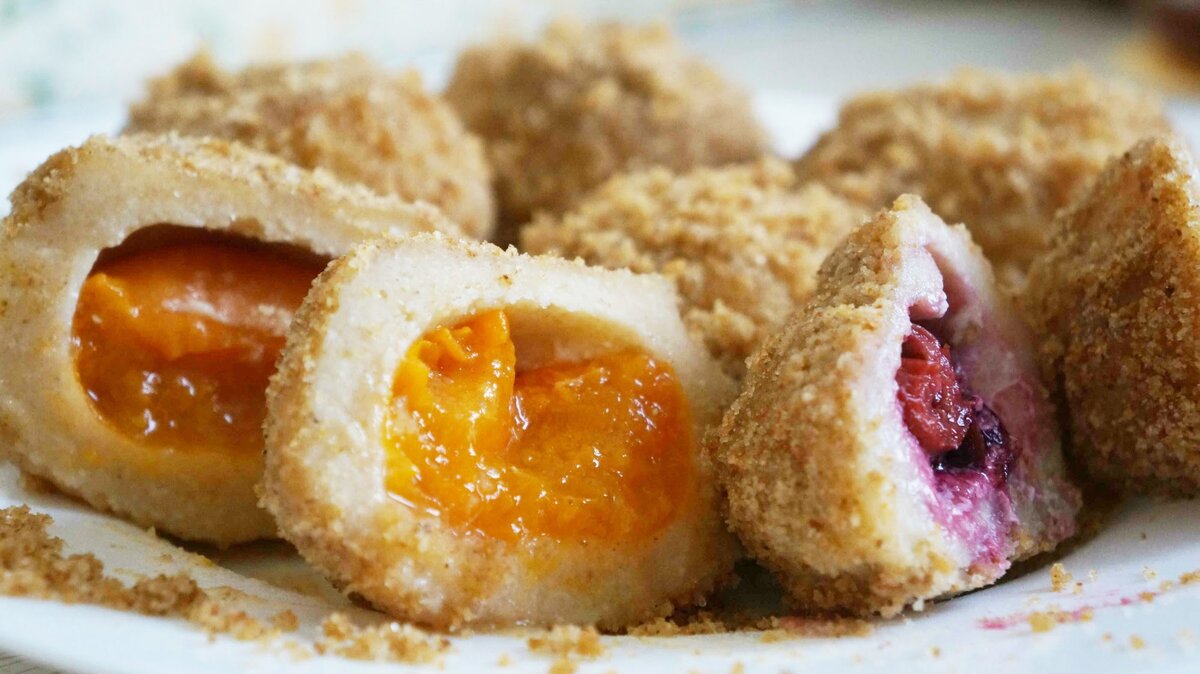 Творожные кнедлики с абрикосом и сливой