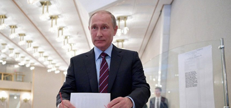 
«Традиционно он (президент России Владимир Путин — прим. ФАН) всегда голосует в Москве. Я полагаю, что и в этот раз, то есть, мне пока не известно о его планах», — рассказал Песков.  
Пресс-секретарь российского лидера напомнил, что современные технологии в настоящее время позволяют голосовать практически где угодно.  

Напомним, единый день голосования, когда граждане РФ по всей стране отдадут свои голоса за будущего президента страны, назначен на 18 марта. В настоящее время в России продолжается избирательная кампания.

Отметим, как свидетельствуют данные различных социологических опросов, большинство россиян на предстоящих выборах собираются поддержать действующего президента страны Владимира Путина. Опрос, проведенный в начале месяца ВЦИОМ, показал, что, если бы выборы были назначены на самое ближайшее время, за Путина проголосовали бы более 81% россиян.    

