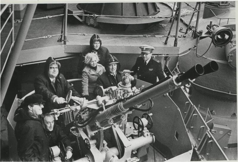 Фото 1. 13 июня 1978 г.. Крейсер «Адмирал Сенявин». Незадолго до трагедии. Слева направо:Леонид Рудный, Марк Кабаков, Сергей Кошечкин, Людмила Щипахина, Александр Николаев, Алим Кешоков, Леонид Климченко.