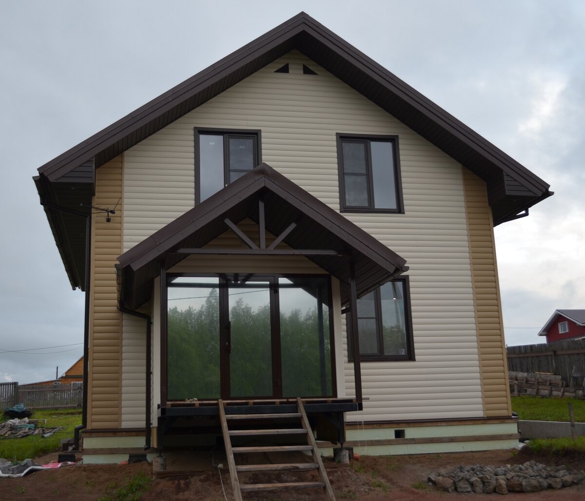 Крылечко пока не доделано, стоянка не обустроена