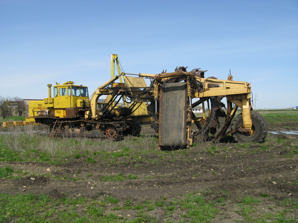 Роторный траншейный экскаватор. Этц 216 траншейный экскаватор. Фрезерный каналокопатель кфн 1200м. Экскаватор траншейный роторный этр-223а. Роторный траншейный экскаватор.