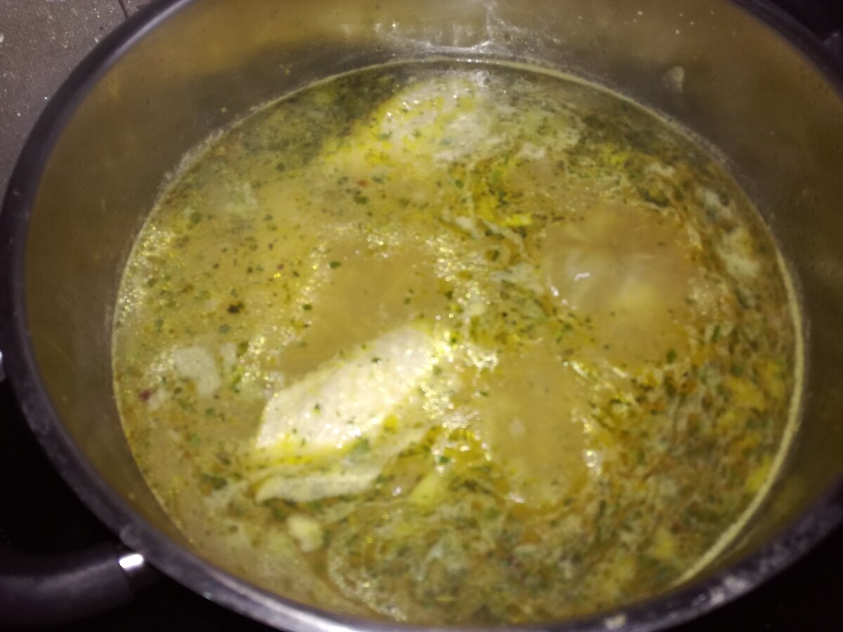 Хочу поделиться с вами рецептом вкусного куриного супа с рисом, который готовит моя бабушка.