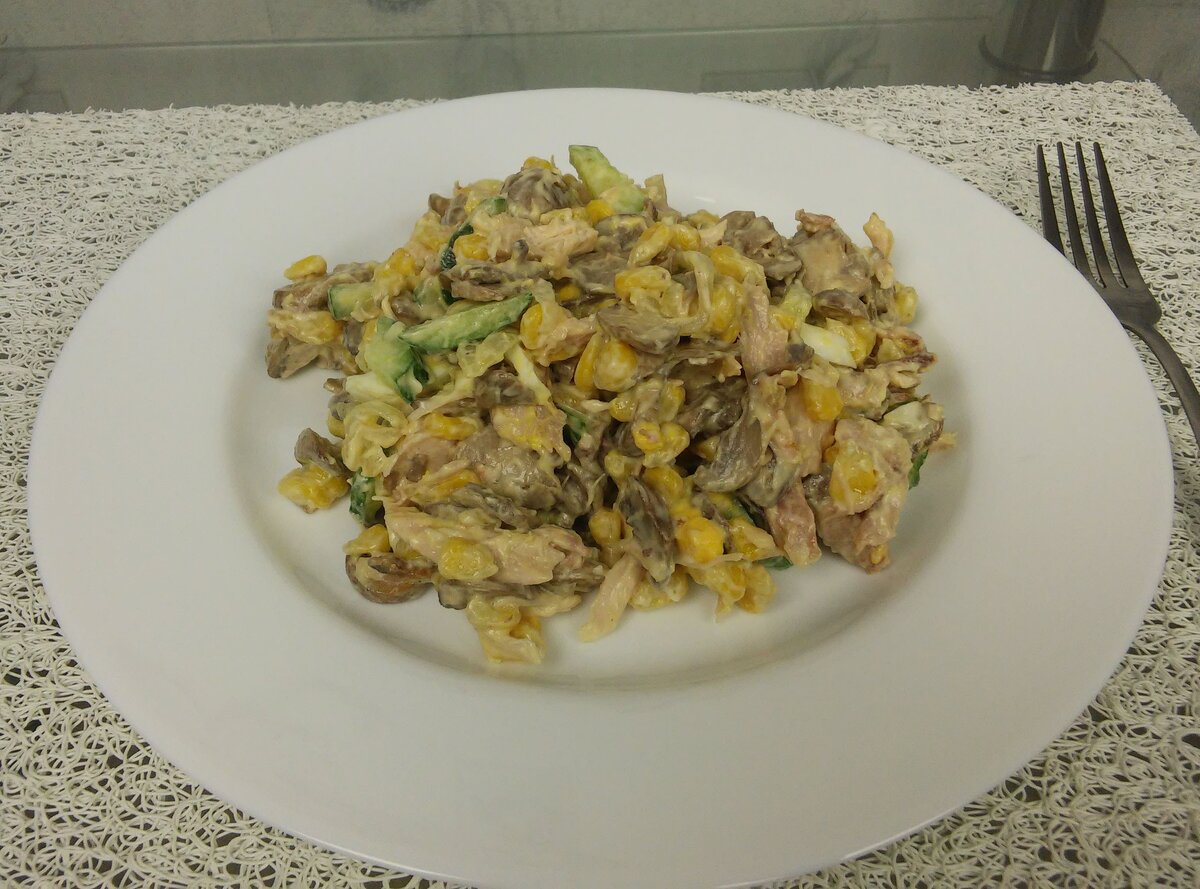 салат с жарен грибами шампиньоны жареные. салат из жареных грибов и зеленью. мясной салат с грибами и орехами «бамии». салат с грибами шампиньонами жареными. салат с шампиньонами жареными.