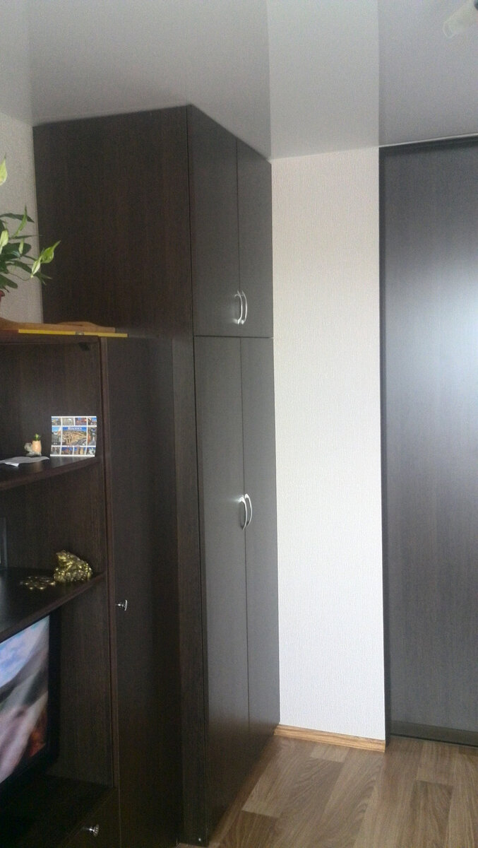 шкаф в углу комнаты