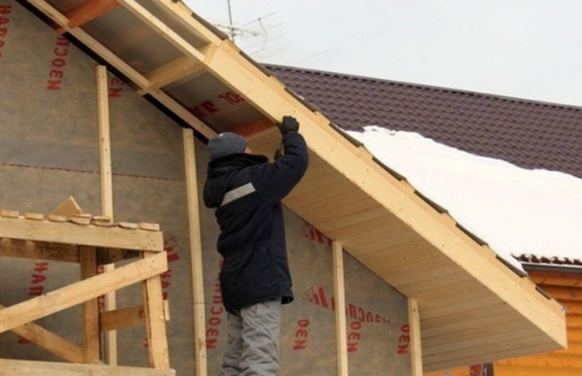 Замена крыши в старом деревянном доме: цена услуги