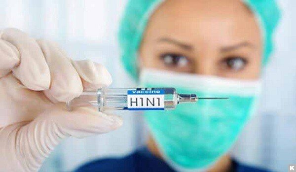 С каждым годом вирус гриппа приобретает всё большую опасность. Эпидемия становится всё больше длительнее, течение заболевания тяжелее. В период масштабной заболеваемости фиксируется большое количество смертей от осложнений гриппа. Какой вирус ожидается в России в 2017-2018 эпидемический сезон и как с ним бороться? Все ответы читайте в этой статье 
Новый грипп Мичиган Грипп (франц. grippe, инфлуэнца) — острая чрезвычайно контагиозная респираторная вирусная инфекция с воздушно-капельным механизмом передачи, вызываемая вирусами гриппа типа А, В и С. Уже более 80 лет сотни тысяч медицинских работников изучают поведение вируса в природе. Несмотря на большие финансы, вложенные в разработку более эффективного лечения гриппа, успехи мероприятий не всегда однозначны. Грипп до сих пор остаётся непредсказуемым и опасным заболеванием.

Вирус гриппа мутирует каждый год
Вирус гриппа мутирует каждый год
В 2017-2018 году ожидается эпидемия нового типа гриппа А/Michigan/45/2015 (N1H1). Такая сложная кодировка в названии вируса помогает определить, в какой год зафиксирован первый случай его идентификации и выяснить его антигенную структуру, которая поможет продумать и создать алгоритмы диагностики и лечения больных.


Вирус гриппа Мичиган предварительно характеризуется большим количеством осложнений в период болезни и высокой контагиозностью, что значительно влияет не только на скорость распространения пандемии и увеличивает количество тяжёлых больных с геометрической прогрессией.
Почему грипп так опасен
Опасность гриппа объясняется тем, что практически каждый год он мутирует. Новые гены он берёт у млекопитающих, когда попадает к ним в организм.  В теле животного новый вирус Мичиган не вызывает никаких клинических симптомов.

Он проникает внутрь клетки, встраивается в ДНК и использует жизнеспособность клетки в качестве инкубатора. Таким образом, в генной структуре вируса, оказываются аминокислоты (белки), которые не только усиливают агрессивность вируса, но и способствуют его устойчивости в окружающей среде.

Вирус гриппа "Мичиган" очень опасен для здоровья каждого человека
Вирус гриппа «Мичиган» очень опасен для здоровья каждого человека
По прогнозам мичиганский грипп вызовет эпидемию сильнее вируса гриппа Калифорния, так как в комплексе с этим вирусом будут фиксировать и вирусные болезни вызванные A/ГонКонг и В/Брисбен. Эти вирусы уже приходили на территорию стран постсоветского пространства в девяностые и нулевые года. Конечно, у большинства иммунитет к данным заболеваниям сохранился, но ведь никто не даст гарантию, что не мутирует на новый вирус гриппа.

Учитывая сложность эпидемической ситуации по вирусным заболеваниям современными учёными было выяснено, что эпидемия гриппа Мичиган в 2017-2018 году будет иметь несколько особенностей:

Начало эпидемии попадает на 50-51 недель, то есть на первую неделю декабря.
Пик заболеваемости ожидается в конце января 2018 года.
Более 65% больных должны быть госпитализированы с целью предотвращения и лечения ранних и поздних осложнений.
Все беременные и дети до 1 года должны быть госпитализированы в соответствующие лечебно-профилактические заведения при первых симптомах гриппа А Мичиган.
С целью профилактики возникновения осложнений в период вирусного заболевания не рекомендуется выдавать первичный больничный лист больше чем на72 часа, так как именно в этот период могут возникнуть осложнения, которые требуют квалифицированной диагностики и немедленного оказания медицинской помощи.
Признаки и симптомы гриппа
Грипп Мичиган имеет разнообразные симптомы, от которых зависит способ лечения. Немаловажную роль в лечении играет время обращения больного за медицинской помощью.

Симптомы гриппа очень разнообразны
Симптомы гриппа очень разнообразны
Признаки и особенности проявления вируса H1N1 Мичиган:

Инкубационный период может быть от 2 часов до 7 дней. В среднем это 24-72 часа.
Внезапное начало, выраженность которого зависит от вирусной нагрузки, полученной организмом. Чем больше вирусов одномоментно попало в организм, тем короче будет инкубационный период и интенсивнее симптомы.
Температура тела сразу поднимается до фибрильных цифр – 38,5-41,0.
Больной чувствует себя разбитым, выражена слабость, сонливость.
Бросаются в глаза признаки конъюнктивита (гиперемия слизистых век) и относительная одутловатость лица.
Выраженность катаральных симптомов (насморк, гиперемия ротоглотки, влажный кашель) минимальна.
Больной жалуется на жуткую головную боль, боль в мышцах и суставах, пояснице.
Иногда больной жалуется на саднение (жгучую, скребущую боль) за грудиной и в грудной клетке.
При разговоре определяется гнусавость голоса (разговор в нос), хотя выраженных выделений из носовых ходов не будет.

Выраженность симптомов гриппа А (Мичиган) зависит от состояния иммунной системы, наличия вакцинации против гриппа соответствующего штамма и наличия хронических заболеваний.
Вакцинация от гриппа даёт возможность с первых минут инфицирования бороться с вирусами силами клеточного и гуморального иммунитета. Если прививка не сделана, организм знакомится с вирусом, а потом вырабатывает вещества для борьбы с ним.

При первых симптомах заболевания нужно обратиться за медицинской помощью
При первых симптомах заболевания нужно обратиться за медицинской помощью
Опасные симптомы гриппа, которые требуют немедленной медицинской помощи:

Трудность дыхания.
Учащённое дыхание.
Бледность и синюшность кожных покровов.
Приглушённость тонов сердца.
Боли в животе.
Разнокалиберные хрипы при аускультации лёгких.
Рвота, не приносящая облегчение.
Отсутствие аппетита и жажды.
Кровохарканье.
Одышка при минимальной физической нагрузке.
Высокая температура тела, которая не сбивается парацетамолом, мефенаминовой кислотой или ибупрофеном.
Осложнения при гриппе
Патогенез вирусного заболевания к 3-5 дню приводит к катастрофическому снижению иммунитета.  В связи с этим приблизительно через 72-120 часов есть риск развития бактериальной инфекции.

Осложнения при гриппе и ОРВИ можно разделить на:

Ранние (пневмония, менингит).
Поздние (ринит, фарингит, тонзиллит, фронтит, гайморит, бронхит, бактериальная пневмония, миокардит, пиелонефрит).
Прививки против гриппа
Прививки против гриппа
С целью предотвращения осложнений все случаи ОРВИ необходимо оценивать как случай гриппа. Такое правило принято в связи с возможной быстрой сменой тяжести состояния и относительно более лёгким течением ОРВИ по отношению вирусу Мичиган.

Диагностика
Для диагностики используют анализы ПЦР для идентификации вируса в крови. Также популярным методом является обнаружение РНК и ДНК вируса в смывах из носоглотки и зева.

Для подтверждения вируса можно использовать метод парных сывороток, который показывает нарастание антител к вирусу в динамике. Первая сыворотка крови берётся у больного до приёма назначенного лечения, в первый день при обращении за медицинской помощью. Вторая сыворотка берётся на 7-10 день болезни. При положительном результате будет виден рост антител к вирусу в 10-15 раз по отношению к данным первой сыворотки.

Грипп "Мичиган" 2017-2018: симптомы, лечение и последствия нового вируса
В основном такие лабораторные методы диагностикиприменяются в нескольких случаях:

Для больных закрытых учреждений (военные базы, дома-интернаты, дома престарелых).
Групповые случаи болезни (семейный случай, в рабочем коллективе, когда более 3-5 человек заболели в течение 48 часов одним заболеванием).
Случаи атипичных и тяжёлых форм болезни.
Лечение
Лечение вируса гриппа достаточно сложный вопрос. Тут есть много нюансов и исключений.

В первые 5 суток от начала болезни необходимо принимать противовирусные препараты прямого действия:

Гроприносин (гропринозин).
Ацикловир.
Ремантадин.

Чем позже начата противовирусная терапия, тем менее выражена её эффективность.
Грипп "Мичиган" 2017-2018: симптомы, лечение и последствия нового вируса
Дополнительно можно назначать иммуномодулирующие лекарственные средства:

Гриппферон назально каждые 1-2 часа в течение 2-3-х дней.
Интерферон 2,0 в/м в первые два дня, а потом столько же через день – 10 ампул.
Виферон.
Лаферобион.
Амиксин.
Амизон.
Арбидол.
Кагоцел.
Циклоферон в таблетках.
Иммунофлазид.
Препараты эхинацеи.
Обязательно необходимо назначить антиоксиданты:

Аскорбиновая кислота 1г в сутки (согласно аннотации необходимо принимать 500 мг в сутки, но учитывая высокую интоксикацию можно увеличить дозировку при отсутствии аллергических реакций на цитрусы и витамин С).
Витамин Е.
Селен.
Аскорутин.
Кверцитин.
Профилактика гриппа
Профилактика гриппа
Антибактериальная пневмония при вирусе грипп А /Мичиган
Антибактериальная терапия необходима для лечения осложнений, которые зачастую являются главной причиной смерти.

Антибиотики назначаются только по клиническим показаниям:

Тяжёлое течение гриппа.
Дети до 2-х лет.
Беременные (макролиды).
Лица пожилого возраста с хроническими заболеваниями, которые могут осложниться вторичной бактериальной инфекцией (хр. бронхит, хр. гайморит, хр.пиелонефрит и т.д.)
При обострении хронических заболеваний.
При бактериальных осложнениях.
При назначении антибиотиков необходимо использовать ступенчатый подход, который заключается в назначении парентерального введения препарата 3 дня, а потом переход на пероральное употребление – 7-10 дней.

Лечение заболевания должен назначать только лечащий врач
Лечение заболевания должен назначать только лечащий врач

Нужно сразу отметить, что успешность медикаментозного лечения зависит непосредственно от своевременного приёма и адекватности назначения.
Опасный вирус гриппа Мичиган ожидается не только в Нижегородской области. Эпидемия распространиться на территории всех стран постсоветского пространства. Единственным спасением является активная иммунизация вакциной за 1-2 месяца до эпидемии,  своевременность обращения за медицинской помощью и соблюдение всех рекомендаций врача. Не занимайтесь самолечением. Обратитесь к инфекционисту по месту жительства и получите рекомендации по профилактике и лечению.