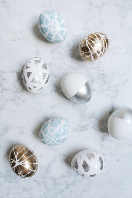 Просто клеите скотч в места, которые не окрашиваете!