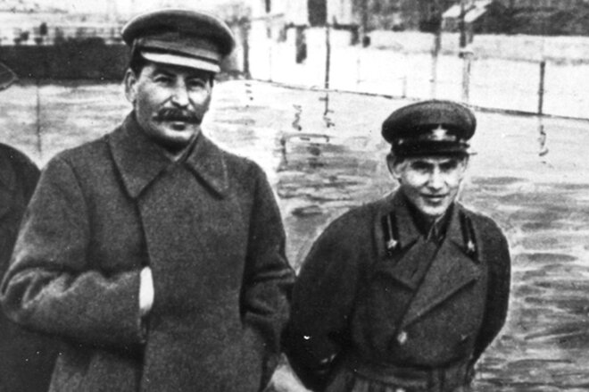 Ежов и Сталин на прогулке
