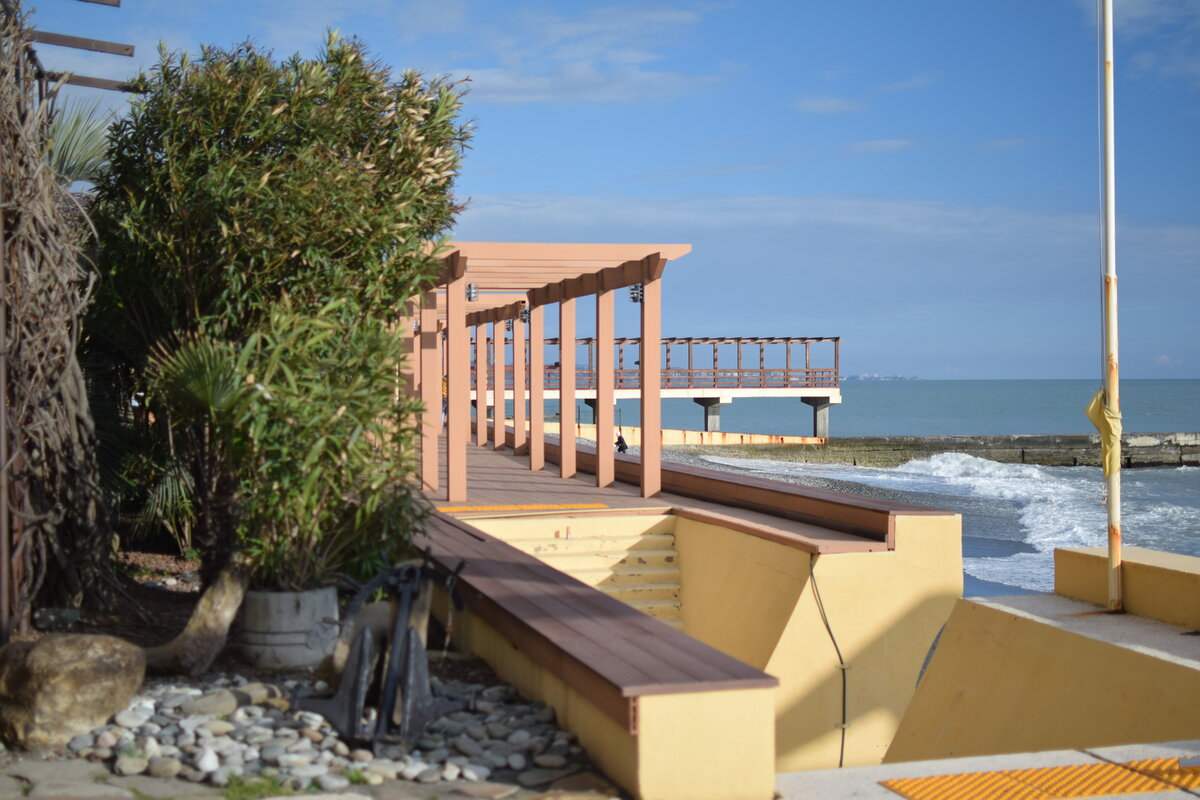 Это на территории пляжа Рэдиссон Лазурная