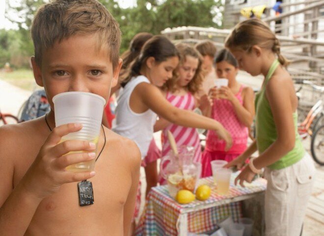     Сок? Отлично! Сладкая газированная вода? Позови-ка маму... © Thinkstock 