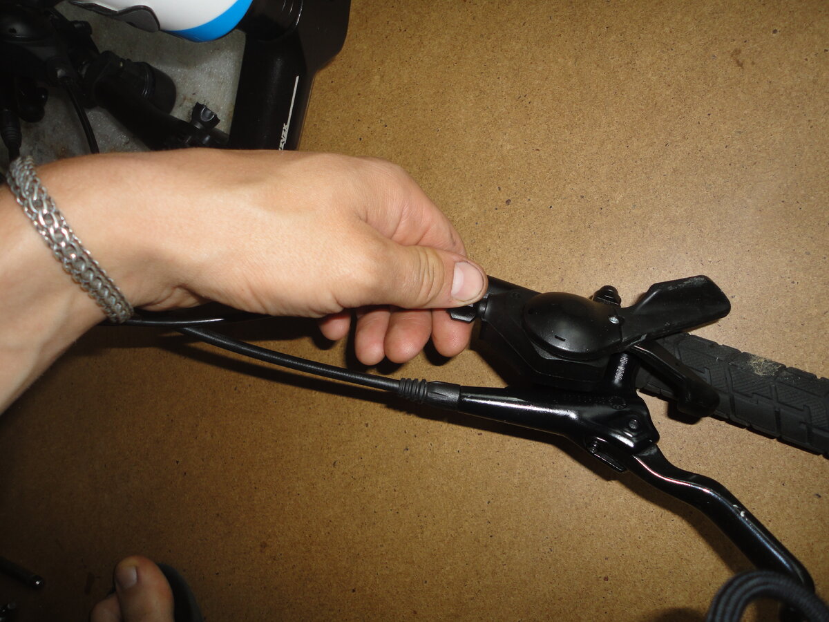 После необходимо ослабить трос на самой монетке, закручиваем натяжку до конца, затем отпускаем на один оборот.