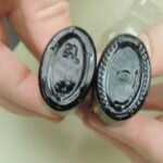    				На донышке оригинальной упаковки должен присутствовать рисунок в  виде цветка, а на новых флаконах ещё и серийный номер, который  дублируется на упаковке, на подделке (справа) такого значка нет 				