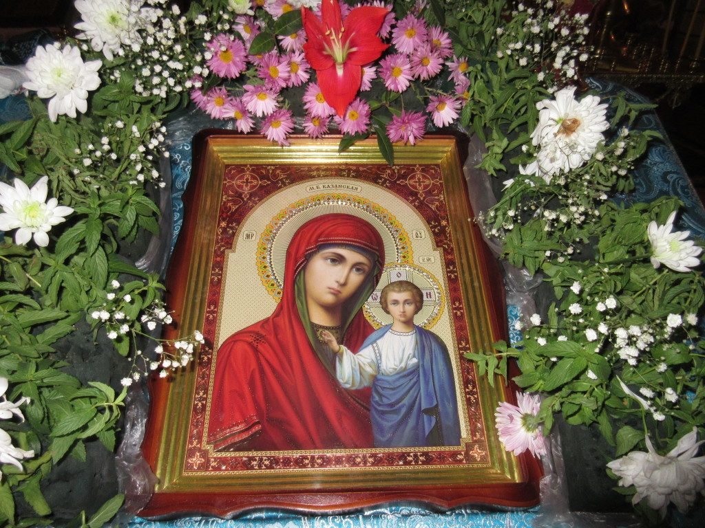  Казанская икона Божией Матери – это самая значимая чудотворная икона в России. Она прославилась чудесами милости Пресвятой Девы к народу.