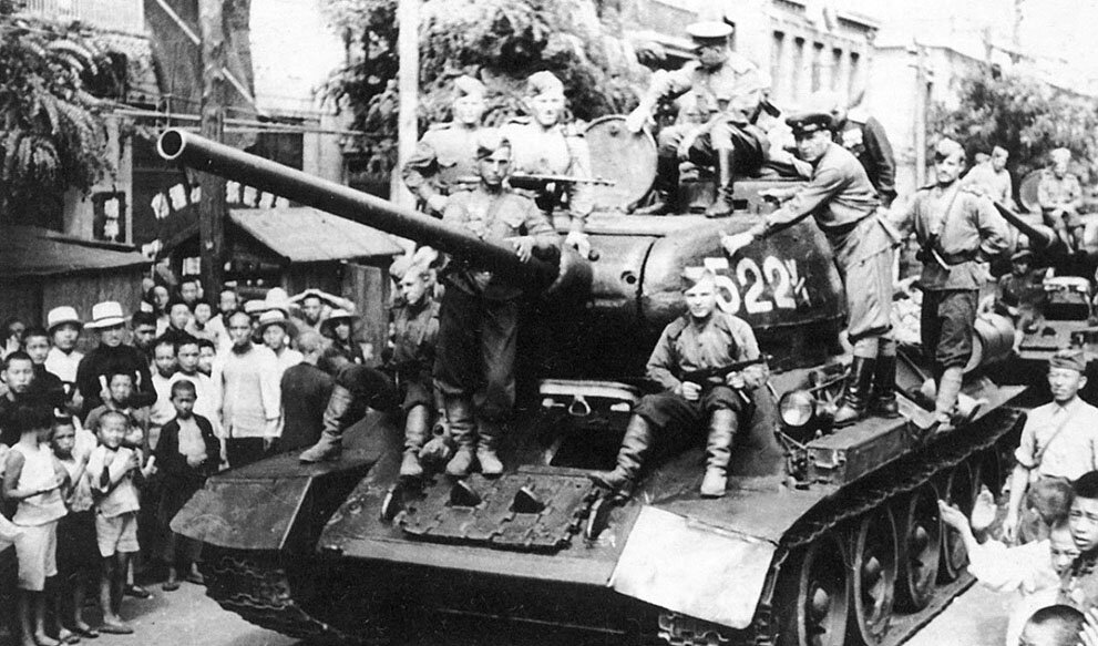 Советские войска на броне Т-34-85 в Китае, август 1945 года