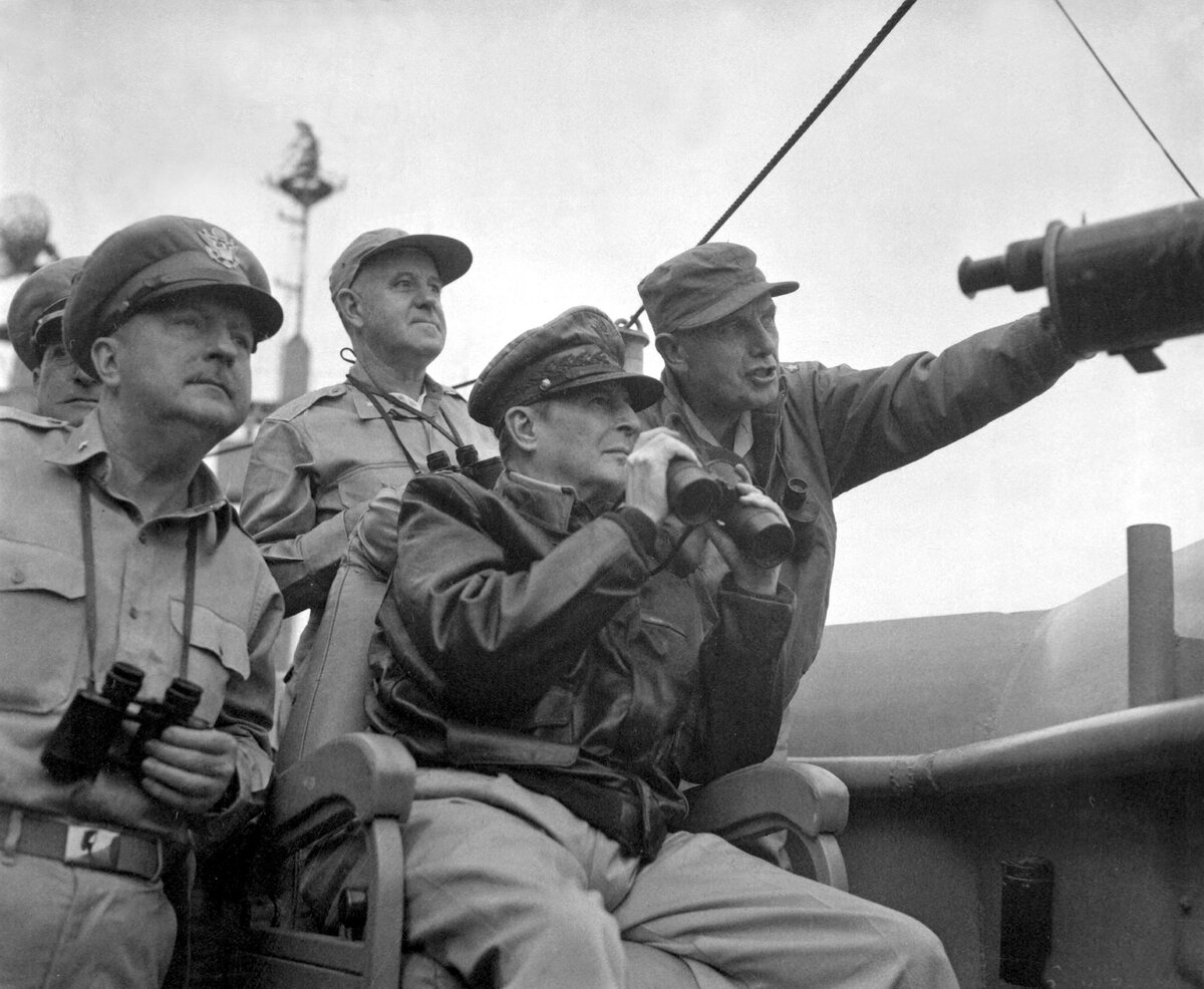 В 1951г. американцы почти выиграли Корейскую войну благодаря операции, блестяще спланированной и реализованной одним из выдающихся военачальников Второй Мировой - Дугласом Макартуром (на фото в центре, сидит). Когда они почти завершили захват Северной Кореи, огромная китайская армия перешла границу и атаковала американцев. Именно тогда Макартур предложил нанести ядерный удар по приграничным районам Китая, что сделало бы невозможным снабжение этой армии. Вопрос серьезно обсуждался, но президент Трумен струсил (именно так; моральные соображения его вообще не волновали) и предпочел отправить в отставку Макартура. Сама по себе отставка вызвала шквал возмущения в американском обществе и едва не привела Трумэна к импичменту. Однако идею ядерной бомбардировки поддержали далеко не все. Высказывание против нее Омара Бредли, другого гениального американского полководца Второй Мировой (да, того самого, в честь которого названа американская БМП), приведенное выше, на многие десятилетия стало в американской культуре универсальной формулой для описания неверно направленных военных амбиций. (Im. source: Wiki)