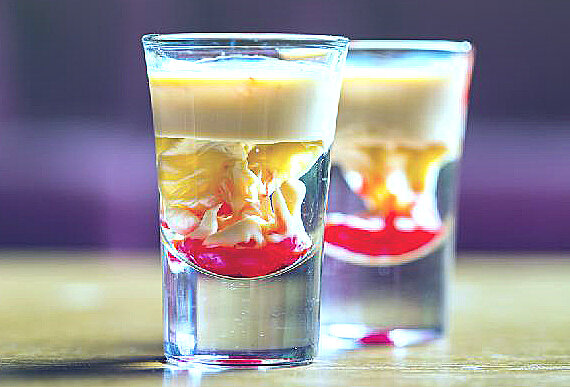 В стакане очень красиво смешаны ликеры и сироп