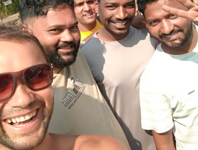 Александр на Гоа с местными жителями