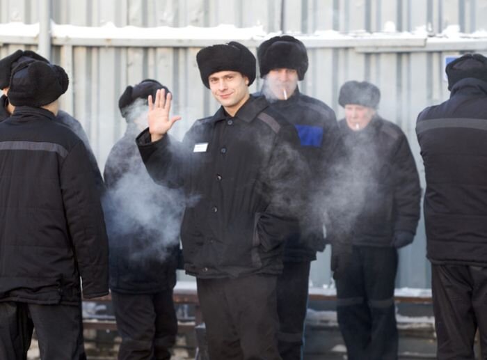 Сегодня недалеко от зоны состоялся праздник. В чистом поле у реки собралось много народа, и отмечали они день Ивана Купалы. Как рассказали аборигены, на такие мероприятия ментов приходит больше, чем отмечающих. К нам на территорию колонии доносились музыка и радостные вопли.
Так рождаются газетные сенсации
Самое интересное для заключенных началось тогда, когда над колонией начал летать двухместный мотодельтаплан. Сотрудникам сразу померещился побег. Дежурный доложил о ЧП начальнику. Пока принимали решение, винтокрылый «икар» наматывал круг за кругом над территорией зоны. Некоторые зеки с большими сроками радостно кричали и просили взять их покататься куда подальше. Наконец хозяин принял решение, и дельтапланериста обстреляли с вышек из ракетниц. Били не на поражение, но рядом. Отдыхающие на поле приняли стрельбу за салют и дружно визжали «ура». Летун убрался от греха подальше, зато нам хватит разговоров на неделю. Сейчас уже поздний вечер, но арестанты продолжают спрашивать друг друга и рассказывать о дневном кипише тем, кто спал или был в отряде. С поля доносятся совсем уже скотско-пьяные вопли празднующих.

Сегодня же случилась почти банальная история. С карантина поднялся новенький «петух», пожилой и страшный наружно. Желающих его сексуально попользовать не нашлось даже среди оголодавших активных маньяков. Видимо, это оскорбило пассивного гомосексуалиста, и он решил заявить о себе. На свою персону он обратил внимание, предложив блатным пари. Типа за пачку фильтровых сигарет «обиженный» легко сядет задом на большую бутылку из-под кетчупа. Блатоте, как и всем, скучно. Они согласились поучаствовать в неприличном приколе. За отрядом собралась куча народа посмотреть представление.
«Опущенный» под завистливые взгляды коллег по «курятнику» вынес из отряда табуретку, поставил на нее кетчуп, снял штаны и, смазав «очко» маргарином, сел на крупную бутылку. Потом даже встал и походил. Получив пачку сигарет, «фокусник» надолго уединился в туалете. Да настолько долго, что не смог пойти на поверку, состоявшуюся через пару часов.

Дежурный и нарядчик недосчитались одного осужденного и пересчитали нас по карточкам. Сразу выяснилось, кого не хватает. Геи сказали, где их собрат. За ним отрядили «главпетуха». Огромный борец, «опущенный» подельниками-бандитами за то, что сдал их на суде, держал своих подопечных в страхе. Вскоре он буквально приволок новенького «петуха». Идти самому у того получалось плохо. На вопросы нарушитель режима отвечал откровенно, пояснив, что не может выдавить из себя бутылку из-под кетчупа. Над ним никто не посмеялся, только дежурный помощник начальника колонии многого не понял - он недавно пришел служить к нам из войск, где такие зехера редко практикуются. Но майор слышал, что зеки иногда мастырятся. Потому ДПНК искренне поинтересовался у педика, зачем он глотал такой крупный предмет и как он прошел такой длинный путь по пищеводу?

Тут посмеялись все. Нового гомосека потащили в санчасть, где ему пытались делать клизмы. Но донышко бутылки наглухо закупорило анус. Слабительное в лошадиных дозах тоже не помогло, а сделало его состояние еще хуже. У «петуха», как у беременной, раздулся живот, и начались нешуточные рези. Главврач принял решение отправить больного по «зеленой» в ближайшую вольную больницу. Инспектора дежурной смены очень не хотели сопровождать его с автоматами. Конечно, такой позор! Но начальник приказал, и они подчинились.
Приехали прапора еще более расстроенные, хотя в больнице у страдающего бутылку достали, применив специальные щипцы для извлечения младенцев у рожениц. Только в приемном покое много народа вольного оказалось, в том числе и покалеченных в давке с праздника. Пока заполняли карточку на доставленного из зоны, все слушали синтересом.
Среди зевак оказался корреспондент местной газеты. Ему «петух» сказал, что так в нашей колонии начальство абсолютно над каждым зеком издевается. Просто он еще новенький и не привык к жопным забавам, вот и развилась у него непроходимость с осложнением.
Журналист принял эту «фишку» за чистую монету и побежал писать сенсационную статью. Вылеченного шутника пришлось изолировать для безопасности в отдельную камеру. Мы хотели с ним даже расправиться, прикинув, что материал в газете могут прочитать наши любимые женщины. Что они о нас подумают! Будто мы с бутылками в заднице разгуливаем, причем каждый день! Наши любимые, конечно, поймут, что сотрудникам негде столько стеклотары для «торпедирования» осужденных брать.
Вот начальник наш оказался конченым гадом! Он перестраховался заранее и запретил в передачах и посылках пересылать кетчуп в стекле и пластмассе, крупные огурцы, морковь и даже баклажаны с кабачками. В дополнение к будущей статье в газете такой запрет может многое сексуально озабоченным пошлякам подсказать. Запрет на продукты мы простить ему не могли. Собственно, поэтому того «петуха» и изолировали.

Эти глаза напротив...

Вчера в клуб приезжал очередной исполнитель. Слава Всевышнему, он пел не шансон про зону и в три ряда колючку, а воспроизводил шлягеры прошлых лет, хотя мог делать это чуть получше и побыстрее. Но, видно, нудным тормозом оказался, потому тянул, как пластинка на медленном проигрывании. До его приезда мы как-то не задумывались над текстами популярных до сих пор песен. Только когда их не быстро и без голоса нудят, на слова обращаешь внимание. Тот же хит Ободзинского оказался смешным: «Эти глаза напротив чайного цвета. Эти глаза напротив - что это, где это?!!» Типа олигофрен в тяжелой стадии на прогулку вышел.
Певец на сцене как раз был похож на запущенного имбецила и сильно обижался, когда осужденные зрители ржали при исполнении лирических и даже патриотических песен. Еще и среда обитания, и объекты для шуток на нас наложили неизгладимый отпечаток. Так что, когда дебилоидный исполнитель слезно задребезжал: «И дорогая не узнает, каков танкиста был конец...», зал подумал про глупости и просто лег, как при истерике. К счастью, этого хватило, чтобы гастролер свернул выступление и оскорбленно удалился.

Нас на такие мероприятия загоняют принудительно, так что когда выступающий откровенно плох, то это может приравниваться к пытке и жестокому обращению.
Еще вчера состоялась встреча по волейболу. Товарищеской ее назвать было нельзя, гражданской - не совсем правильно. Сборная сотрудников колонии играла со сборной осужденных. Судьей назначили совершенно глухого врача-стоматолога. С ним было бесполезно спорить.
Зеки возмутились, и вторым судьей стал сиделец, председатель совета коллектива колонии. Он откровенно поджуливал ментам, так что во второй половине матча глухой доктор надел «козлу» на голову свою фуражку. Тот не стал снимать головной убор и сидел в нем до конца матча.
Хотя сотрудники и пошли на подлянку с судьями, да еще двух игроков себе из городской команды волейболистов взяли, они все равно проиграли. Еще бы - ведь наша зековская сборная от нечего делать сутками тренируется. К тому же туда лохов не берут. Победившие получили грамоты и поощрения. Это пригодится, когда подойдут льготы для условно-досрочного освобождения. Это раньше УДО считалось впадлу. Сейчас тоже так считается, только даже воры в законе стремятся выйти пораньше и нарушают понятия.

Что-то мне не спится - все пишу и пишу, хотя кругом ночь. Может, соседи мешают? Слева в проходе режутся в карты и через каждые пятнадцать минут, услышав вопль атасника, гасят свет и с грохотом разбегаются по спальным местам. Ведь за карты сразу в штрафной изолятор сажают. Вот и шугаются играющие, памятуя, что ШИЗО закрывает дорогу на УДО. Но азарт сильнее желания выйти на свободу.

Некоторые играют постоянно, да еще и «под интерес». Кто-то проигрывается, становится фуфлыжником. Чужой печальный пример никого ничему не учит. Как все-таки плохо работают менты! Им же стуканули, что у нас в отряде играют «под интерес». Скорее бы накрыли этих картежников, тогда и спать будет можно.
Наконец инспектора додумались - надели перед входом в локалку черные ватники. Усталый атасник в темноте принял их за зеков и не поднял кипиш. Игроков повязали и увели в камеру. Сразу стало тихо. Так что продолжу в следующий раз.