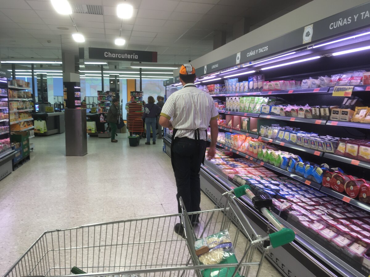 Mercadona - самая крупная сеть супермаркетов в Испании. Продукты хорошего качества, только не берите хлеб за 1 евро