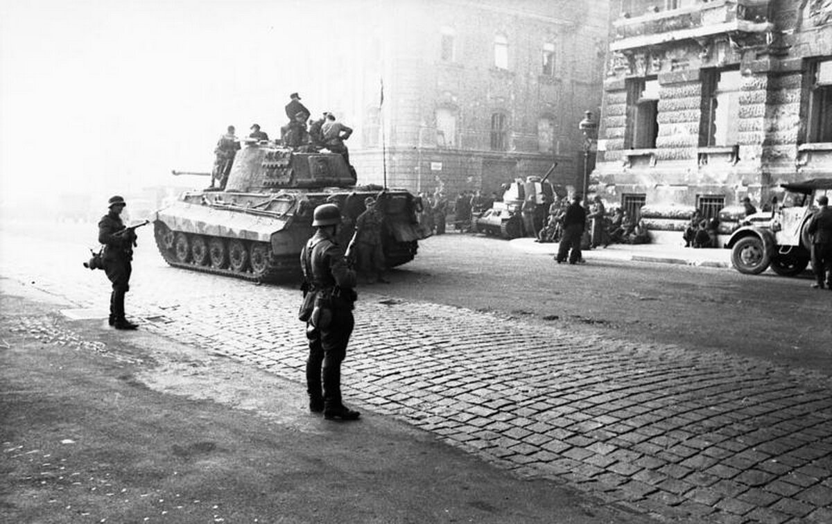 Будапештская операция. Немецкие солдаты в Будапеште 1944. Budapest 2 вторая мировая война 1944. Будапештская операция битва в Будапеште.