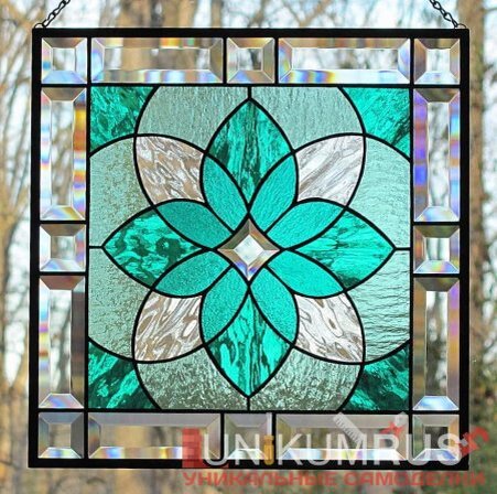  Использование в доме витражных композиций придает интерьеру изысканность и индивидуальность. Витражи относятся к разновидности декоративного искусства и состоят из многочисленных цветных стеклянных элементов, обрамленных латунью или же свинцом. Они используются на сквозном освещении в оконных проемах, дверных элементах и архитектурных композициях. Каждый стекольный кусочек дополняет общий орнамент. Помимо великолепных изображений, общее впечатление усиливается от правильно подобранного освещения. Особенно красиво и оригинально витражи смотрятся в загородных домах.