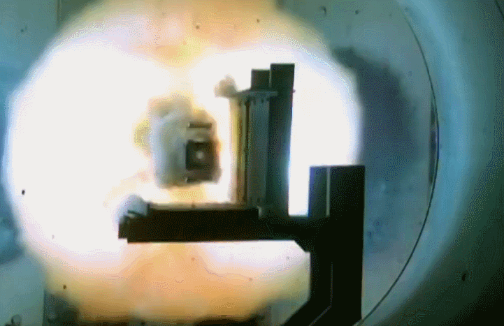 Одной из особенностей является то, что при выстреле видна сильная вспышка и огонь, который следует за снарядом. Это является следствием того, что во время протекания такого тока, присутствует дуговой разряд между этими рельсами. Когда снаряд заканчивает свой путь по направляющим, эта плазма выбрасывается вслед за ним. Именно ее мы и видим.