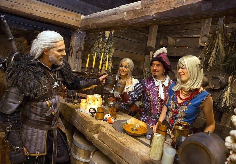 Геральт (Maul Cosplay), Цири (Shermie), Лютик (Virgile Cosplay) и Кейра Метц