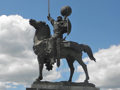 Памятник князю Игорю Святославичу в Новгороде-Северском