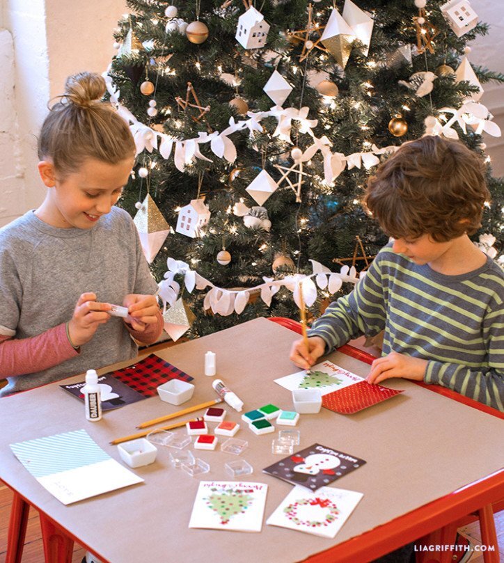 Здесь фантазия совершенно не ограничена – главное запастись карандашами, краскам и клеем.