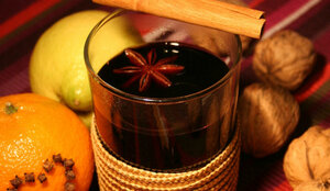 Далее, наливаем вино в кастрюлю и медленно его нагреваем. После чего смешиваем его с отваром пряностей, добавив при этом сахарный песок. Нужно обязательно полностью растворить сахар, не допуская пригорания его ко дну, иначе вкус напитка будет безнадёжно испорчен.