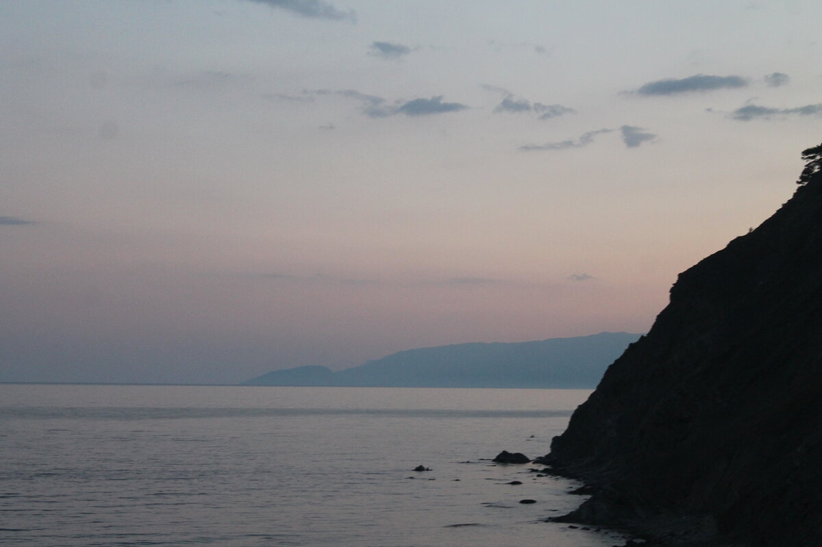 В далеке виднеется Аю-Даг