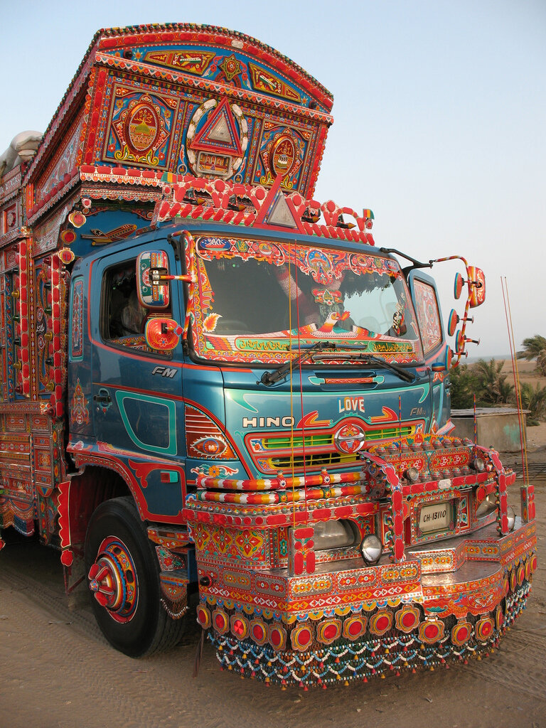 Оформляем грузовики. Индийские Грузовики. Индийские грузовые автомобили. Грузовики в Индии. Тайские Грузовики.