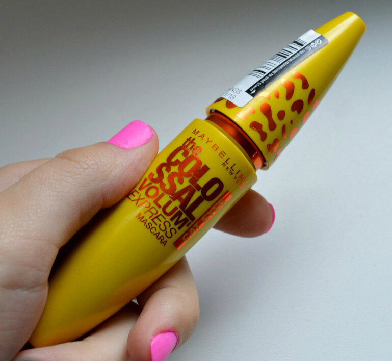 Maybelline Colossal Volum' Express «Cat Eyes» в черном оттенке