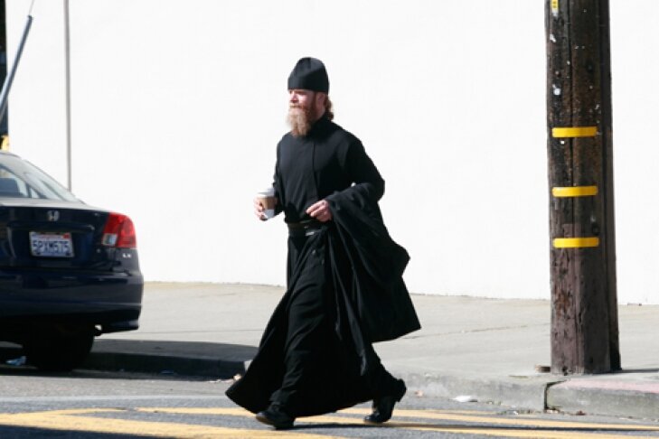 По этому пути давно не ездили. Подрясник священника православного. Ряса священника православный священник. Ряса монах православный в церкви. Ряса монаха.