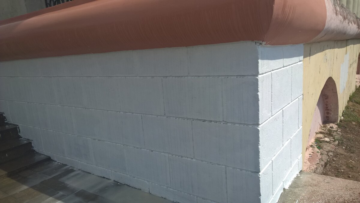 На стене видны просветы.