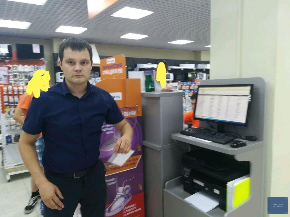 Техник екатеринбург. Продавец ДНС. Стойка продавца консультанта. Управляющий магазином. Форма продавца консультанта ДНС.