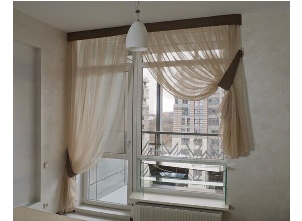 9 нестандартных способов оформить окно с балконной дверью шторами