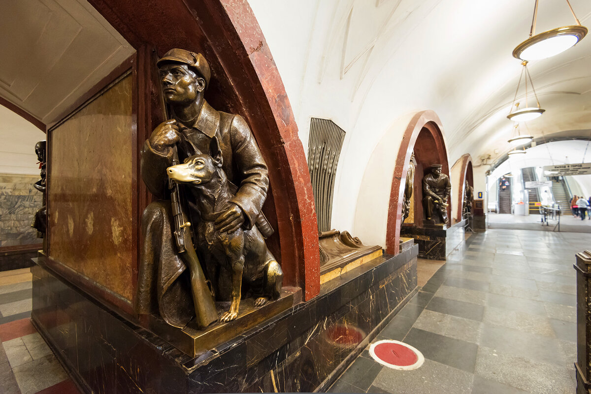 Площадь революции метро скульптуры