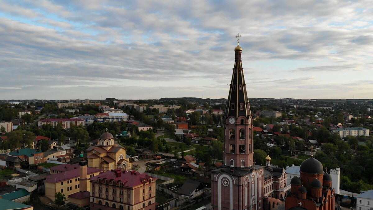  Город Алатырь расположен в Среднем Поволжье, на левом берегу реки Суры, вблизи впадения в неё притока Алатырь.